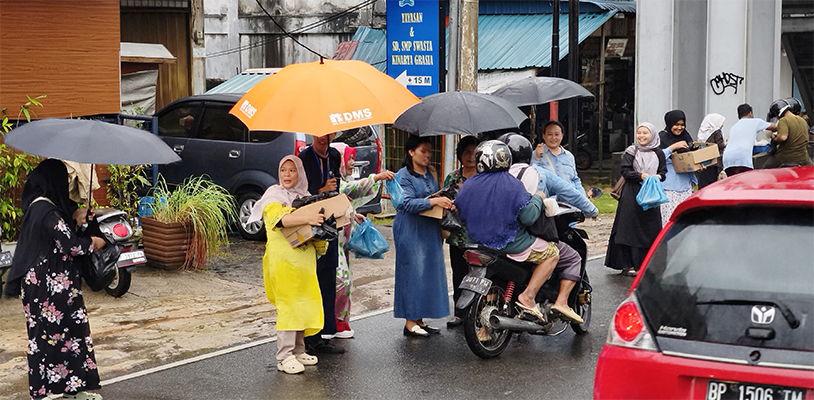 Meski Hujan Lebat, Ribuan Takjil Ludes Dalam 15 Menit