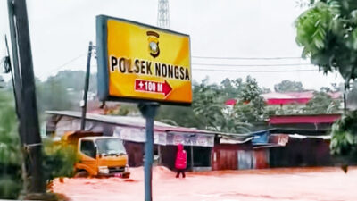 Banjir Lumpuhkan Akses ke Pelabuhan Punggur Batam, Kendaraan Terjebak di Jalan