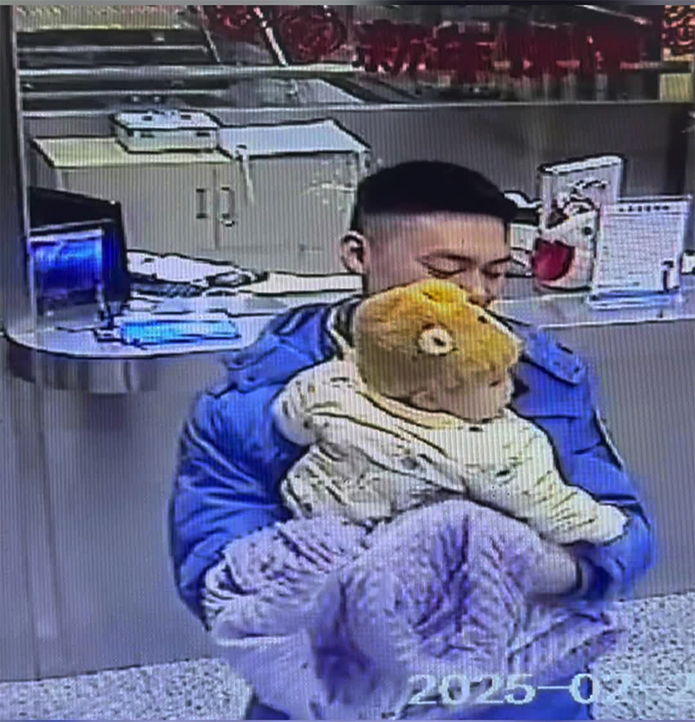 Menyentuh, Staf Kereta China Bersedia Jadi "Orang Tua Sementara" bagi Bayi Penumpang