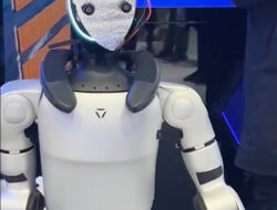 Menengok Robot Humanoid Buatan China Berinteraksi di Ajang MWC 2025