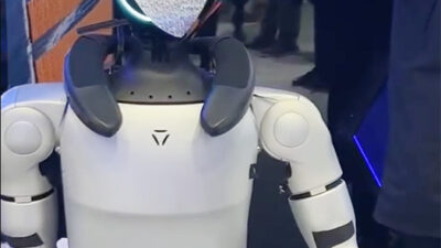 Menengok Robot Humanoid Buatan China Berinteraksi di Ajang MWC 2025
