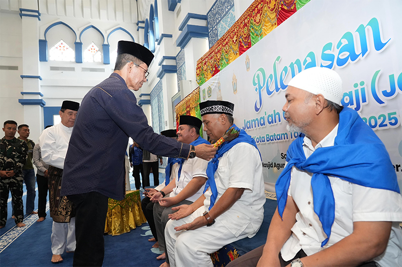 Amsakar Lepas Calon Haji Kota Batam, Pemko Hibahkan Biaya Transportasi Masing-masing Rp1 Juta