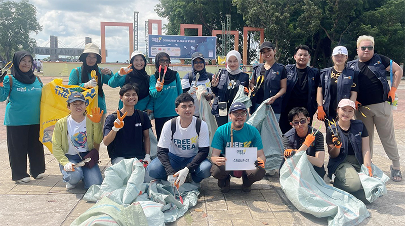 Peringati Hari Bumi, HARRIS Barelang Batam Aksi Bersih-bersih Bersama Free The Sea di Jembatan 1 Barelang