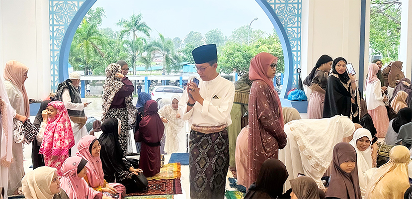 Salat Idul Fitri Berlangsung Khidmat, Amsakar Terima Warga pada Open House