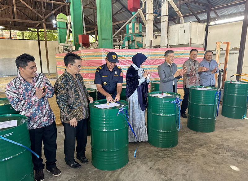 Bea Cukai Banda Aceh Dukung Pelepasan Ekspor Nilam Aceh ke Paris oleh PT U - Green Aromatics International
