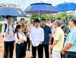 Diguyur Hujan, Amsakar dan Li Claudia Tinjau Penataan Sungai Baloi Indah
