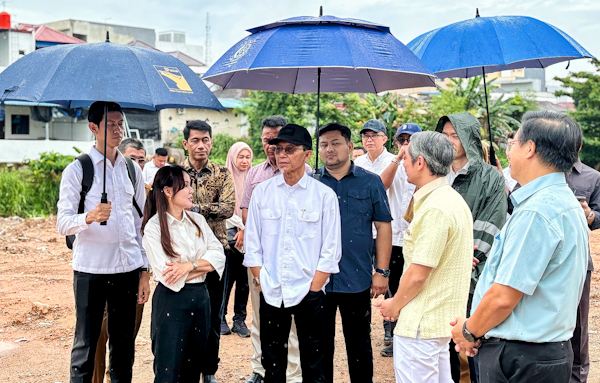 Diguyur Hujan, Amsakar dan Li Claudia Tinjau Penataan Sungai Baloi Indah