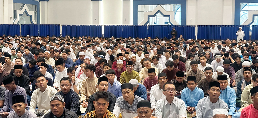 Salat Idul Fitri Berlangsung Khidmat, Amsakar Terima Warga pada Open House