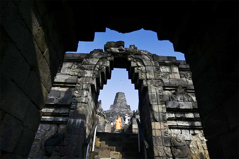 Menikmati Pesona Candi Borobudur Menjelang Hari Raya Waisak