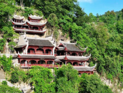 Menyusuri Kompleks Gua Kuno di Sisi Tebing di Guizhou, China Barat Daya