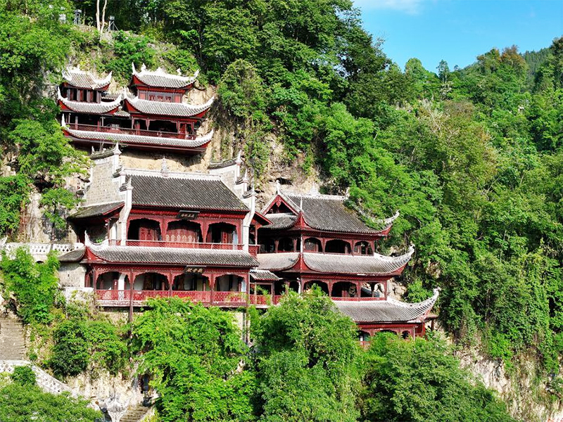 Menyusuri Kompleks Gua Kuno di Sisi Tebing di Guizhou, China Barat Daya
