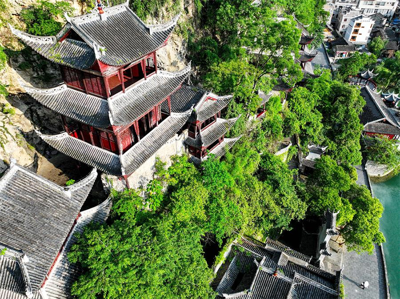 Menyusuri Kompleks Gua Kuno di Sisi Tebing di Guizhou, China Barat Daya