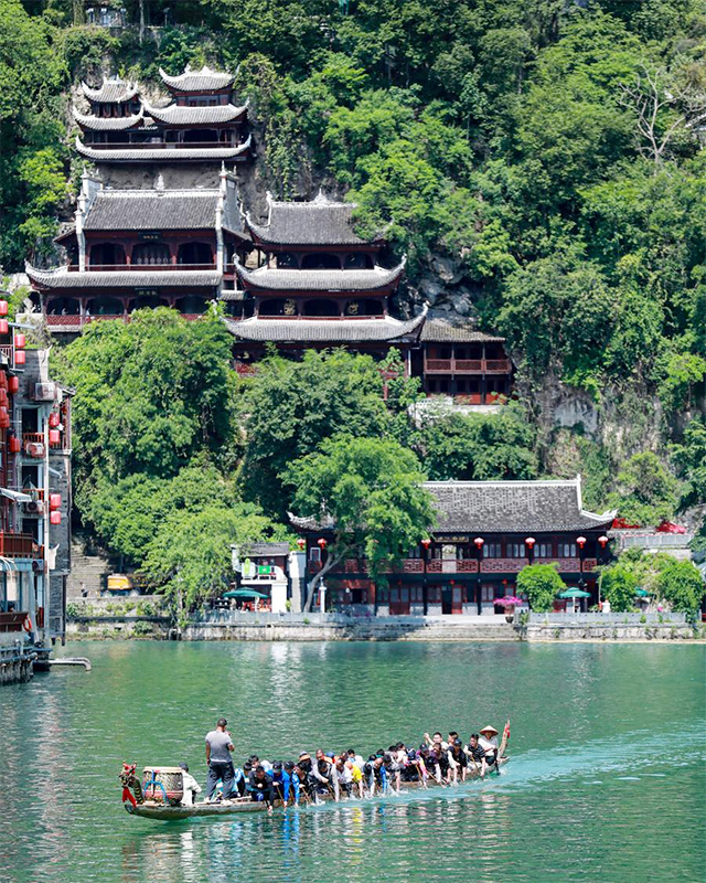 Menyusuri Kompleks Gua Kuno di Sisi Tebing di Guizhou, China Barat Daya