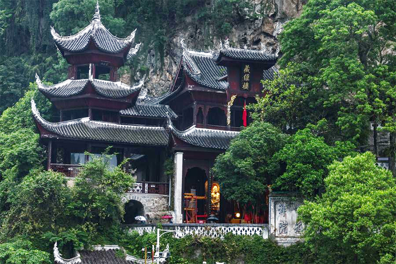 Menyusuri Kompleks Gua Kuno di Sisi Tebing di Guizhou, China Barat Daya
