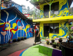 Mengunjungi Kampung Warna-warni Lembur Katumbiri di Bandung