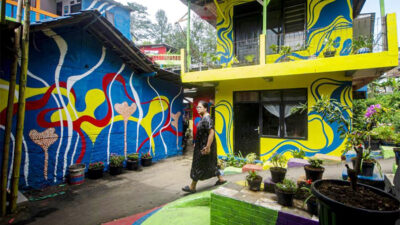 Mengunjungi Kampung Warna-warni Lembur Katumbiri di Bandung