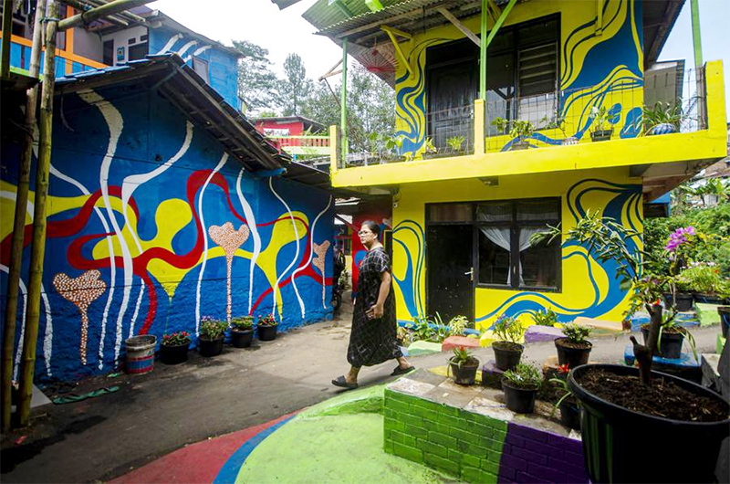 Mengunjungi Kampung Warna-warni Lembur Katumbiri di Bandung