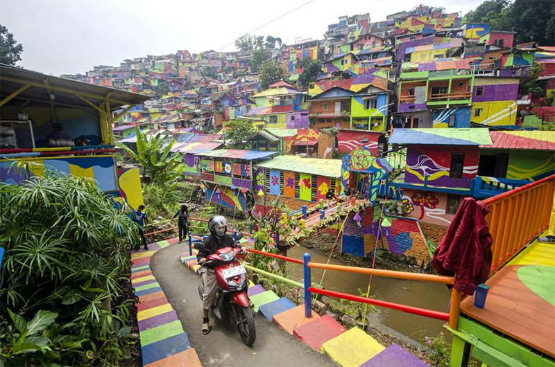 Mengunjungi Kampung Warna-warni Lembur Katumbiri di Bandung