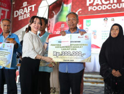 Li Claudia Chandra Serahkan Insentif kepada 449 Lansia, Rp300 Ribu per Orang