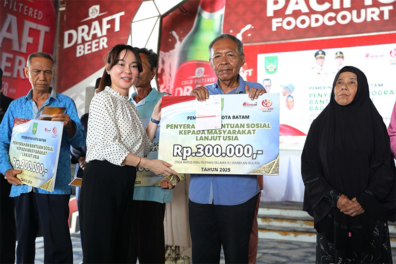 Li Claudia Chandra Serahkan Insentif kepada 449 Lansia, Rp300 Ribu per Orang