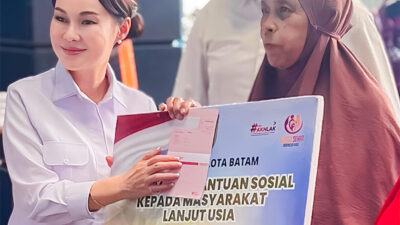 Wujud Kepedulian Amsakar – Li Claudia, Sudah 1.245 Lansia Terima Insentif Rp300 Ribu