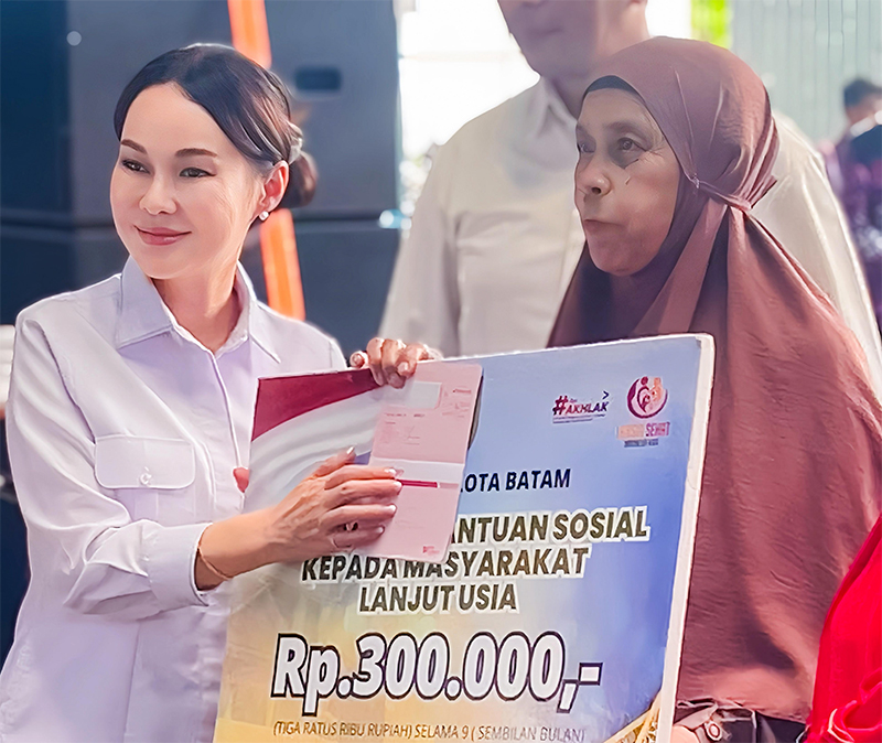 Wujud Kepedulian Amsakar - Li Claudia, Sudah 1.245 Lansia Terima Insentif Rp300 Ribu