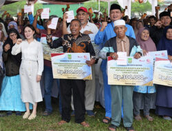 Serahkan Bantuan Tunai Lansia, Li Claudia: Beli Vitamin, Makan yang Bergizi