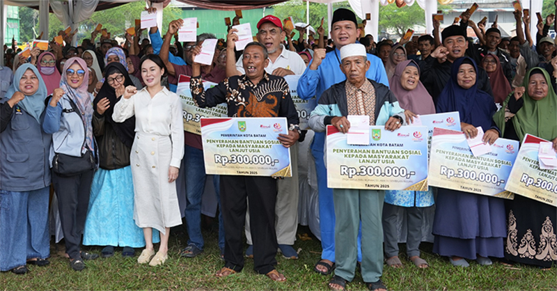 Serahkan Bantuan Tunai Lansia, Li Claudia: Beli Vitamin, Makan yang Bergizi
