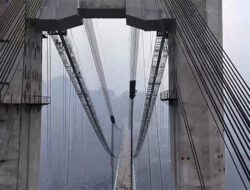 Mengintip Progres Pembangunan Jembatan Tertinggi di Dunia di Guizhou, China