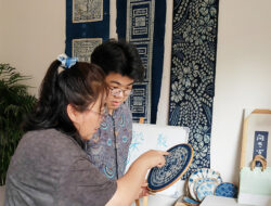 Pemuda Indonesia Kagumi Teknik Pembuatan Batik di China