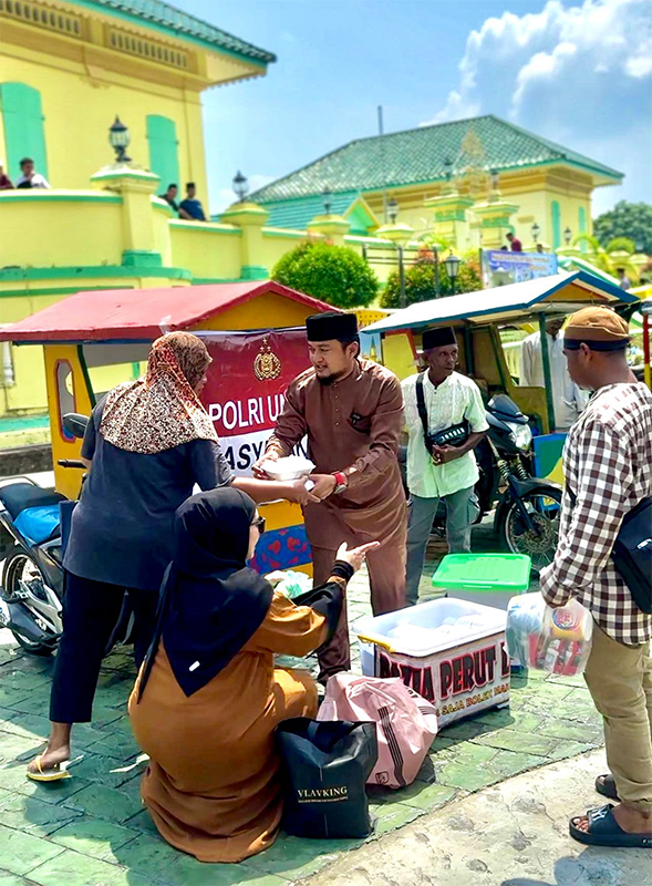 ”Razia Perut Lapar”: Bripka Zulham, Polisi Berhati Mulia yang Tak Lelah Menebar Bahagia
