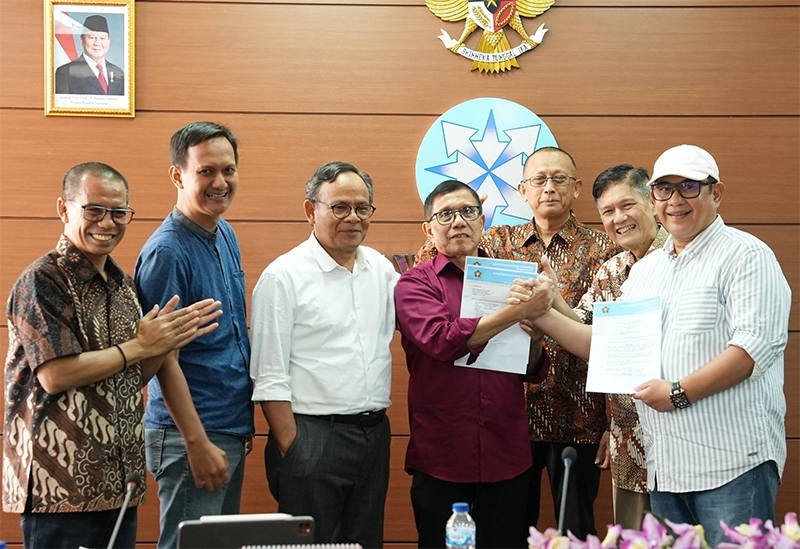 Disaksikan Dewan Pers, PWI Akhirnya Tandatangani Panitia Bersama Kongres Persatuan