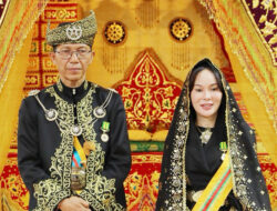 Amsakar dan Li Claudia Dianugerahi Gelar Adat Melayu, Komitmen Junjung Amanah dan Kearifan Lokal