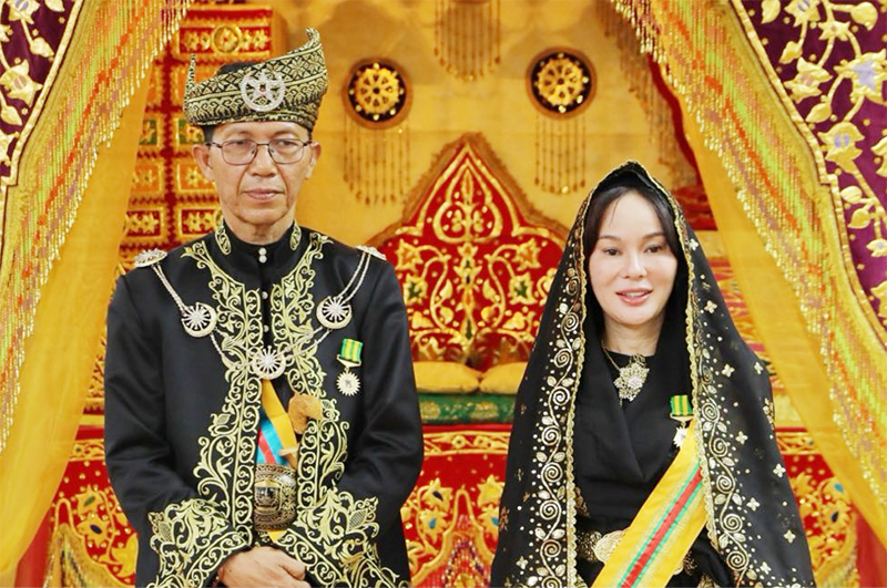 Amsakar dan Li Claudia Dianugerahi Gelar Adat Melayu, Komitmen Junjung Amanah dan Kearifan Lokal