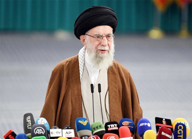 Khamenei Sebut Iran Tak Akan Menyerah