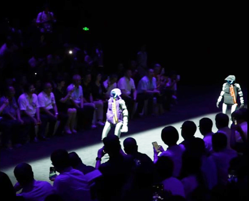 Robot Humanoid Melenggang di Catwalk di Tianjin, China