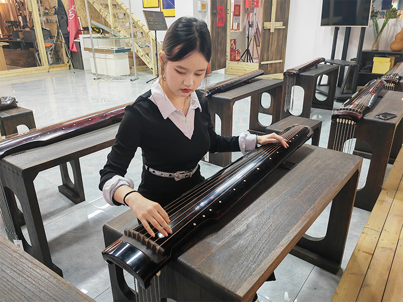 Mahasiswi Indonesia Bertekad Manfaatkan Alat Musik untuk Jembatani Persahabatan RI-China