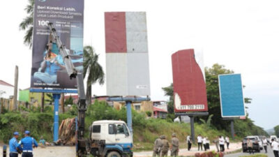 Tertibkan Kota, Wawako Li Claudia dan Sekdako Jefridin Turun Tangan Bongkar Billboard Ilegal
