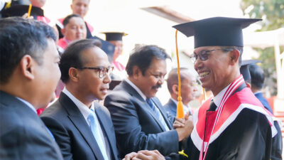 ”Ilmu untuk Negeri, Hati untuk Batam”: Amsakar Resmi Sandang Gelar Doktor, Siap Dedikasikan Ilmu untuk Pembangunan Batam