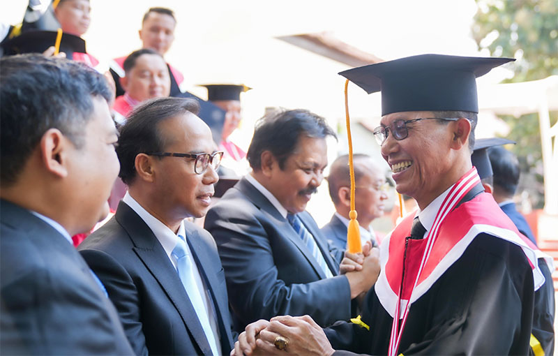 ”Ilmu untuk Negeri, Hati untuk Batam”: Amsakar Resmi Sandang Gelar Doktor, Siap Dedikasikan Ilmu untuk Pembangunan Batam
