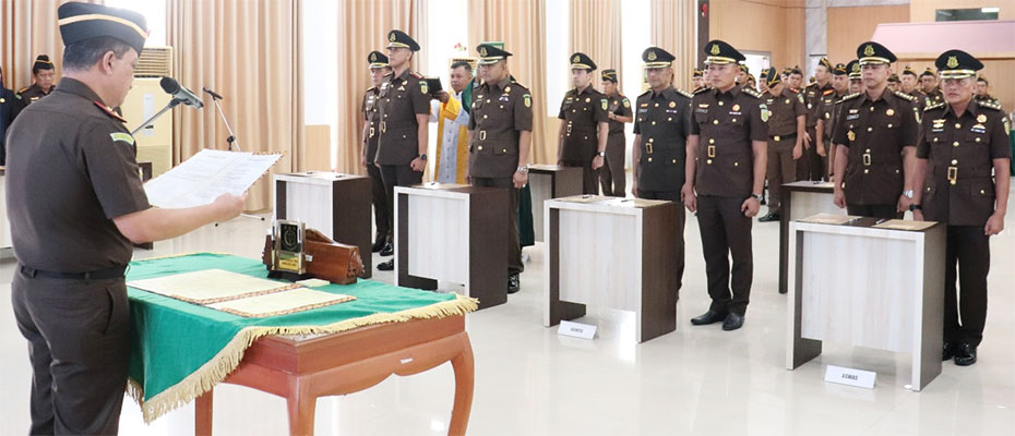 Tegakkan Integritas, Emban Amanah dengan Hati: Kajati Kepri Lantik 10 Pejabat Baru