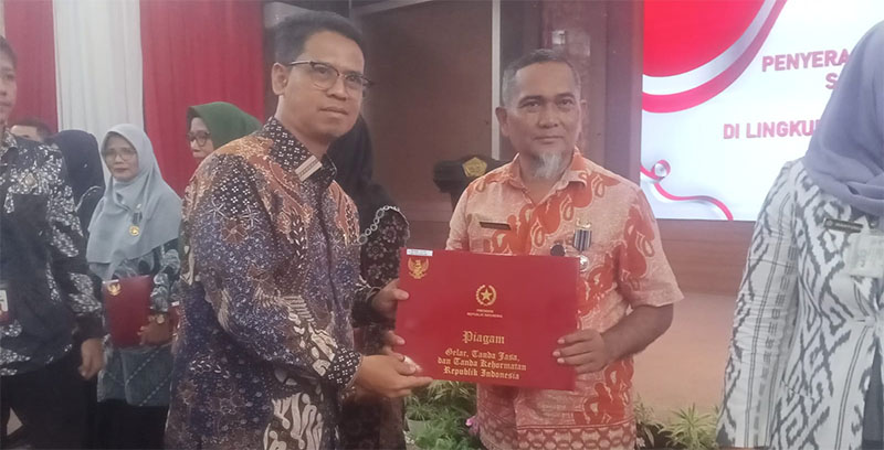 Bupati Iskandarsyah Beri Penghargaan 149 ASN Teladan: Semangat Bekerja Profesional untuk Karimun Maju