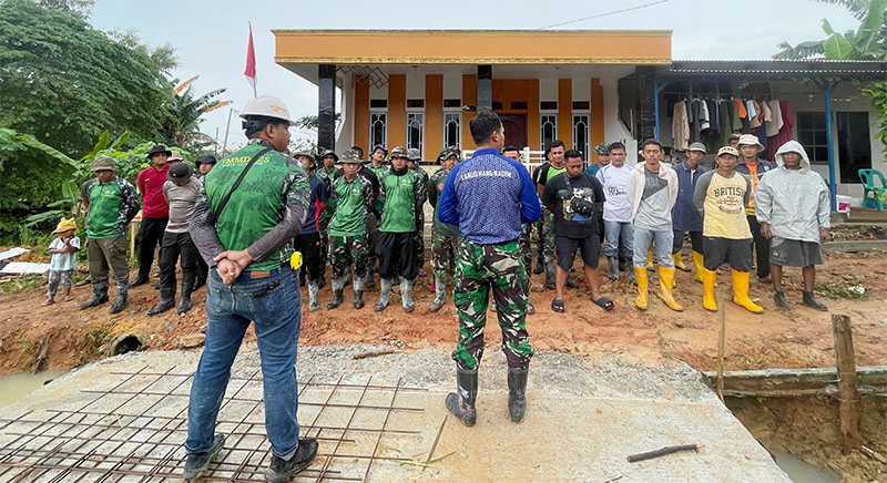 Hujan dan Angin Tak Goyahkan Semangat: TNI dan Rakyat Bergerak Bersama Bangun Negeri