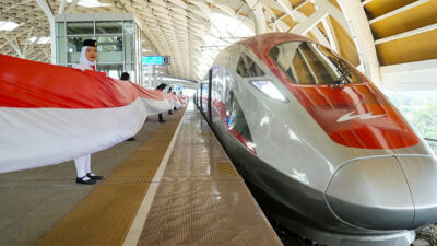 Kereta Cepat Whoosh Merayakan HUT RI Dengan Membentangkan Bendera Sepanjang 208 Meter