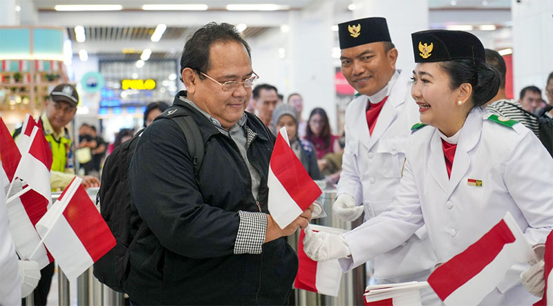 Kereta Cepat Whoosh Merayakan HUT RI dengan Membentangkan Bendera Sepanjang 208 Meter