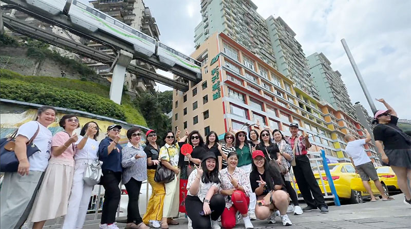 "Realitas Cyberpunk": Kereta Ringan Chongqing Menembus Gedung dan Undang Banyak Wisatawan