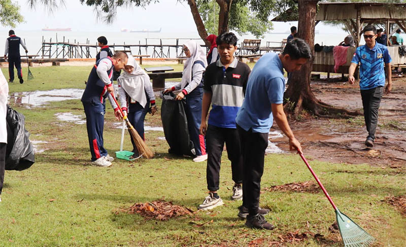 KSOP Batam dan Perangkat Kelurahan Tanjungpinggir Kompak Bersihkan Pantai di Hari Perhubungan Nasional