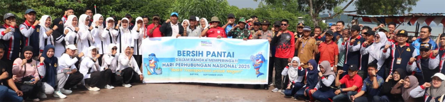 KSOP Batam dan Perangkat Kelurahan Tanjungpinggir Kompak Bersihkan Pantai di Hari Perhubungan Nasional