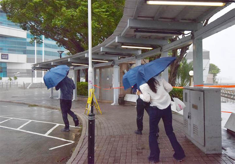 Hong Kong Turunkan Tingkat Peringatan usai Topan Ragasa Menjauh