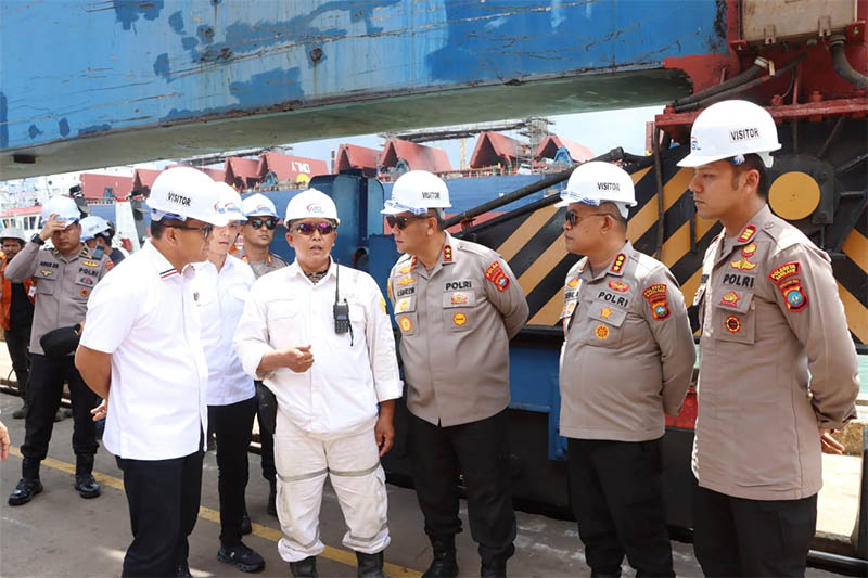 Kapolda Kepri dan Kapolresta Barelang Tinjau Lokasi Kebakaran Kapal Federal II di Tanjunguncang